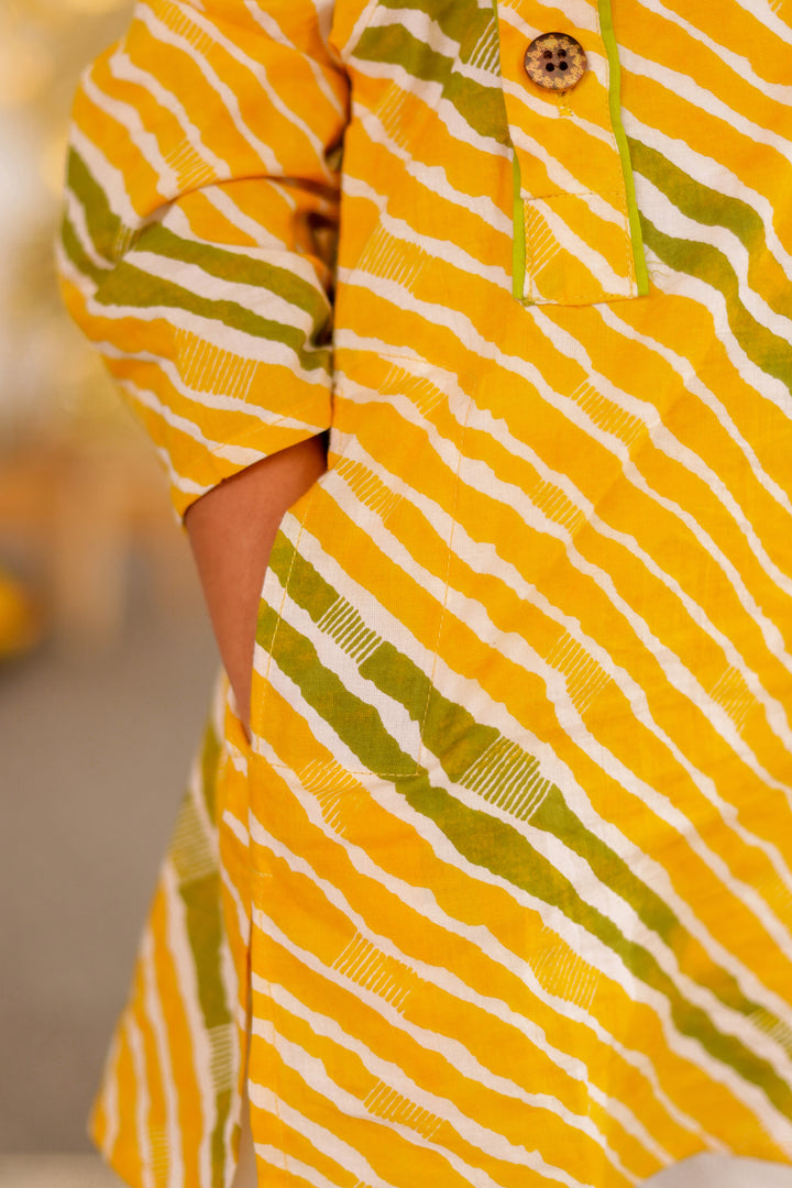 BOYS YELLOW GREEN LEHERIYA SIDE BUTTON KURTA WITH PAJAMA (SET OF 2)