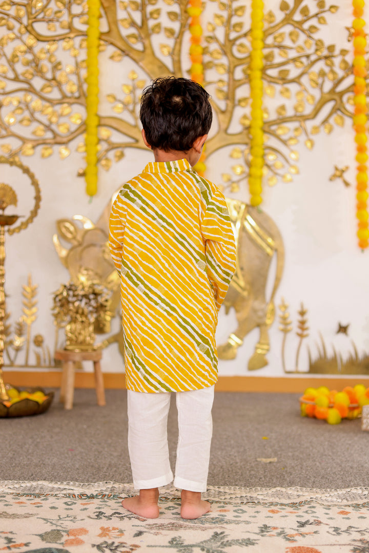 BOYS YELLOW GREEN LEHERIYA SIDE BUTTON KURTA WITH PAJAMA (SET OF 2)