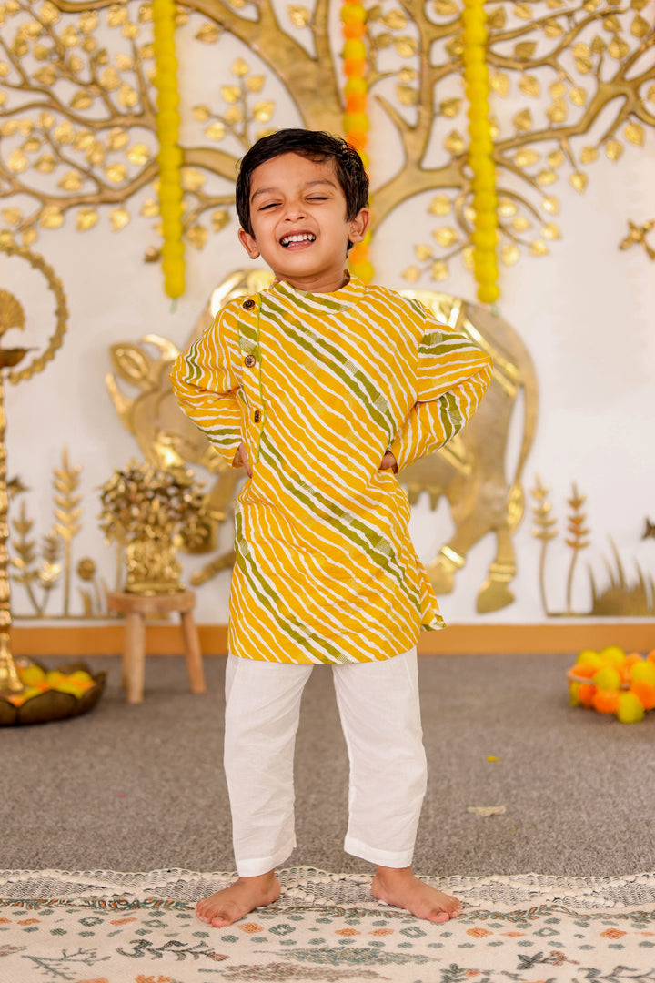 BOYS YELLOW GREEN LEHERIYA SIDE BUTTON KURTA WITH PAJAMA (SET OF 2)