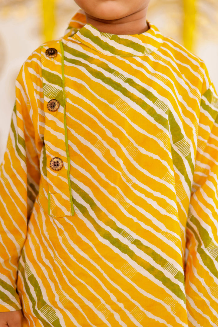 BOYS YELLOW GREEN LEHERIYA SIDE BUTTON KURTA WITH PAJAMA (SET OF 2)