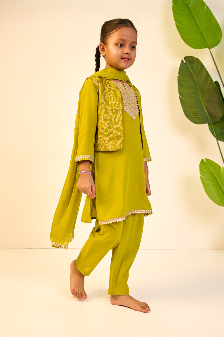 GIRLS GREEN MUSLIN KURTI PANT WITH SHORT JACKET AND DUPATTA (SET OF 3)